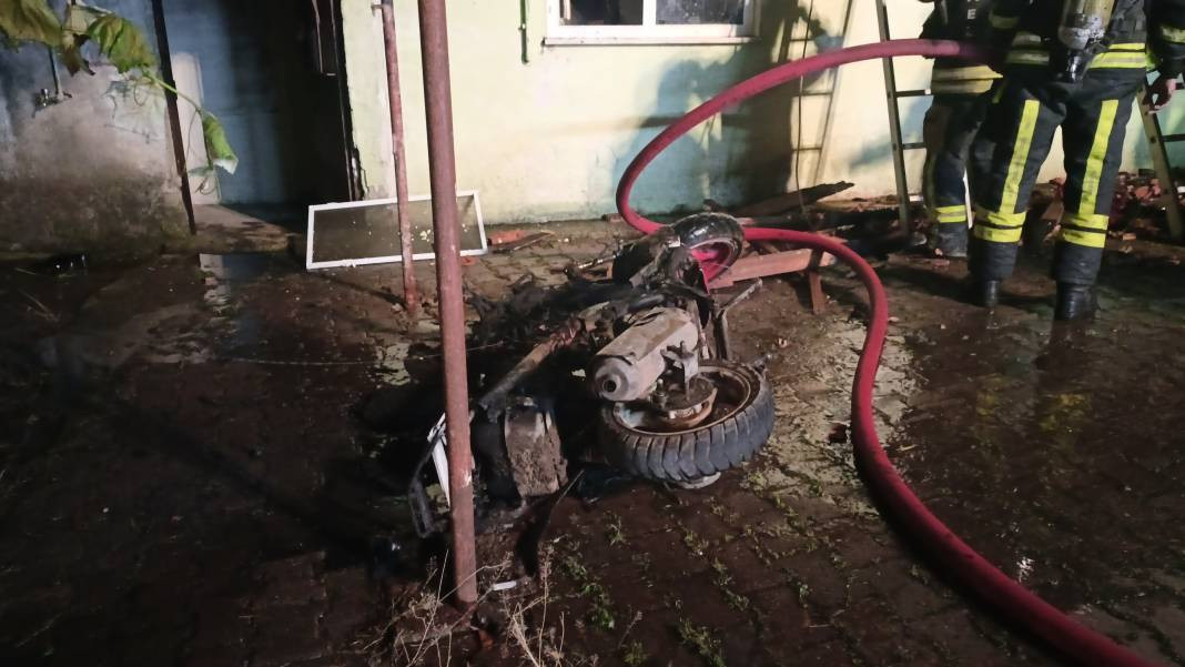 Kocaeli'de ‘pes’ dedirten olay: Alkol alıp, annesi de içerideyken evi ateşe verdi - Resim: 11